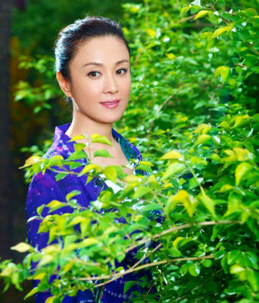 傅艺伟诠释唯美女人,甜美微笑显幸福