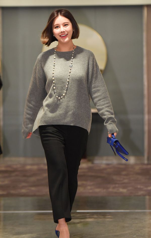 朴恩智穿灰色羊毛衫超级抬肤色,佩戴珍珠项链瞬间变得与众不同