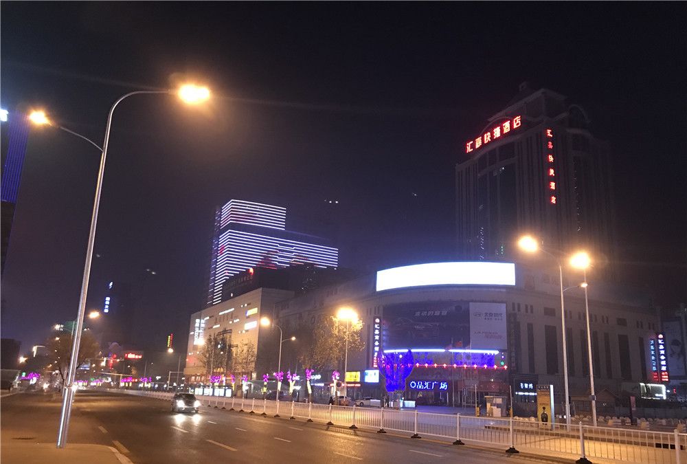 春节假期石家庄中山路夜景!繁华街道没有了往日喧嚣