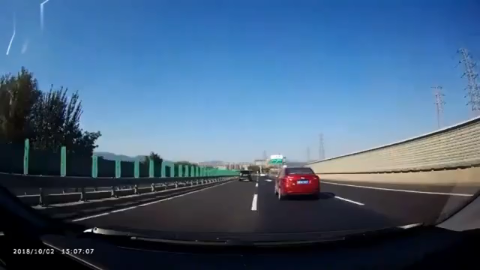 高速上 视频车连续变道超车 这技术真是太娴熟了