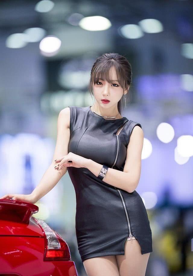 性感车模为宝马站台黑色短皮裙前凸后翘好诱人
