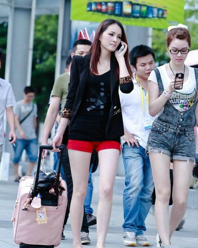 街拍:图9美妇的香胸好丰满,衣服快藏不住了,是春色满园的味道|小姐姐|美臀|秀发|露肩|红色_新浪新闻