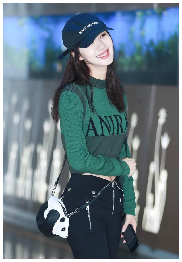 柯基臀女神李菲儿秀出好身材
