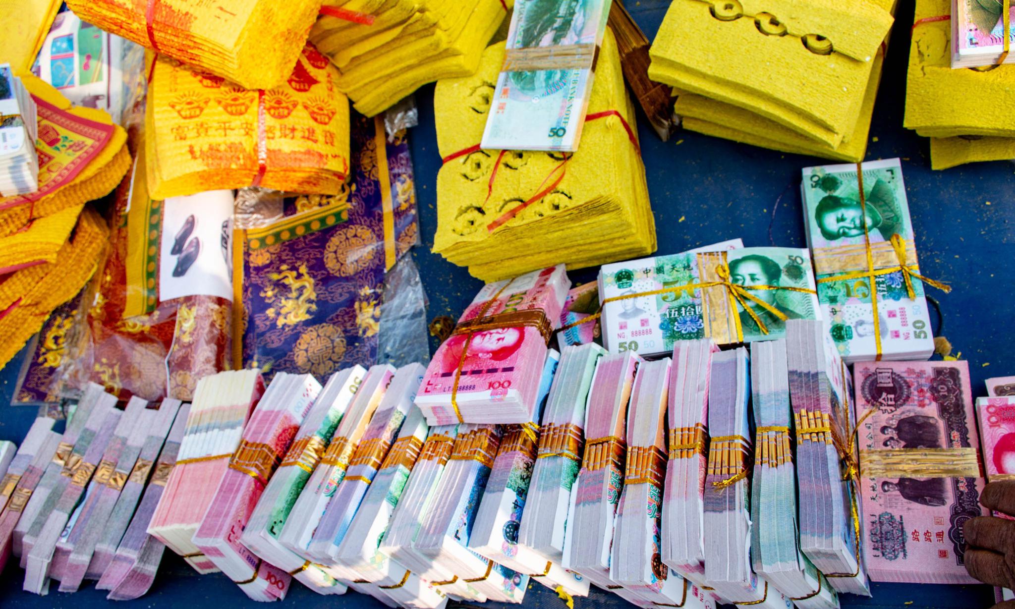 清明节,农村集市上积金累玉的逼真祭品中,它是卖得最快的一种!