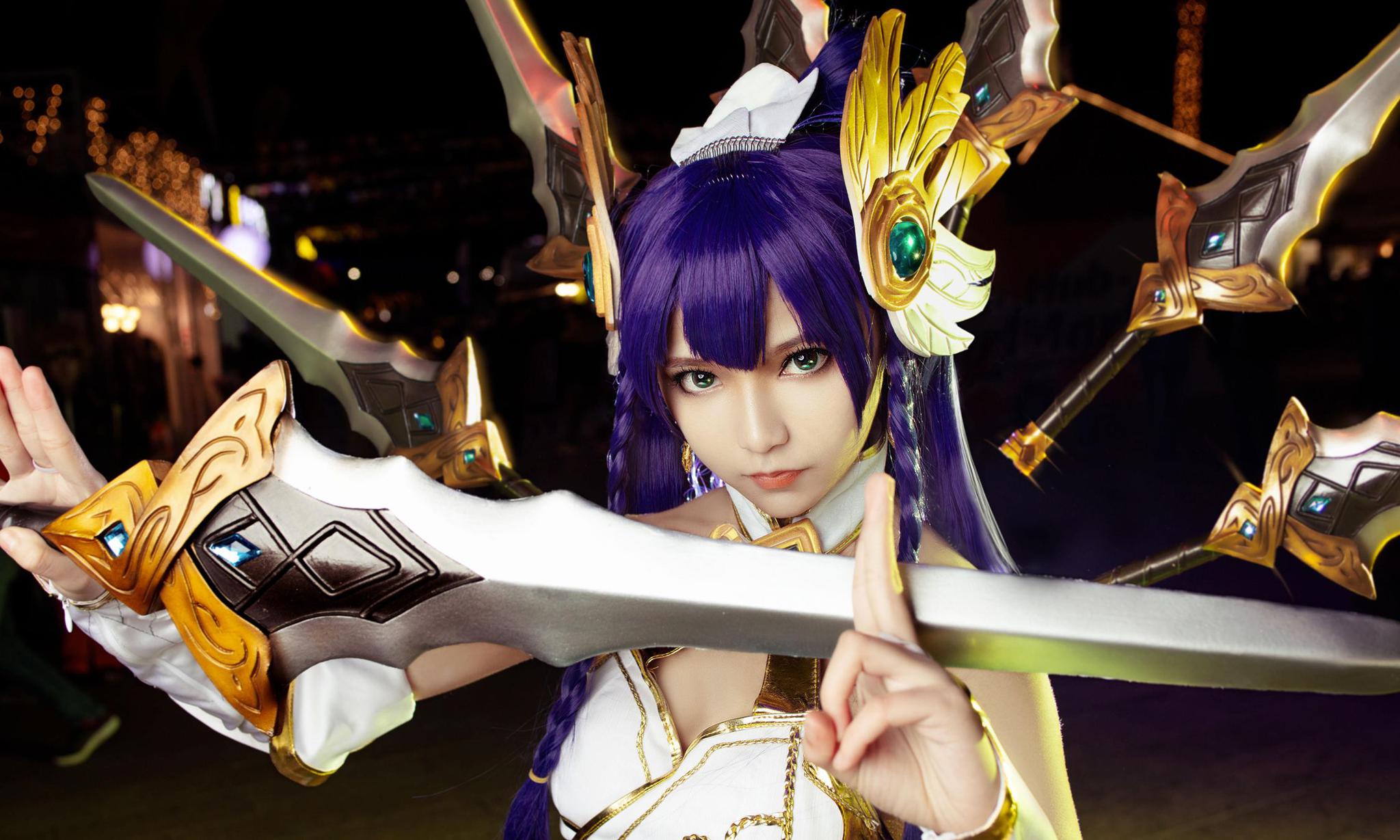 高颜值妹子cos英雄联盟艾瑞莉娅玉剑传说皮肤真是英气逼人