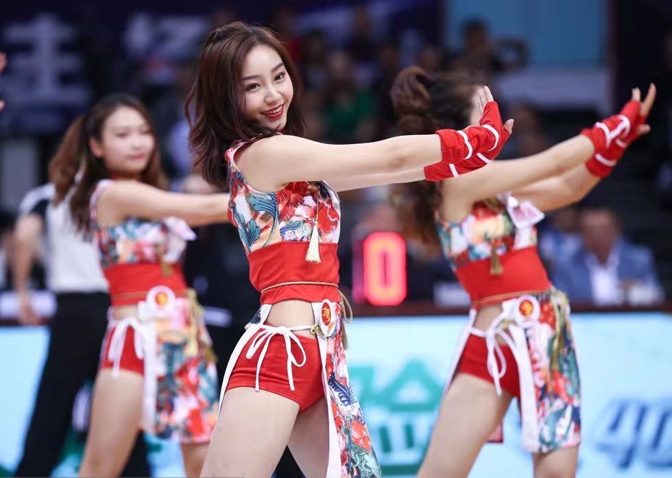 cba啦啦队"热辣美女",图5丝袜"破了洞",不影响其美感!