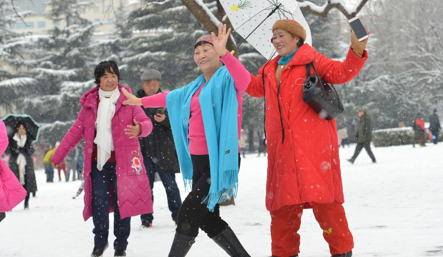 河南郑州:大雪中大妈们淡定跳广场舞