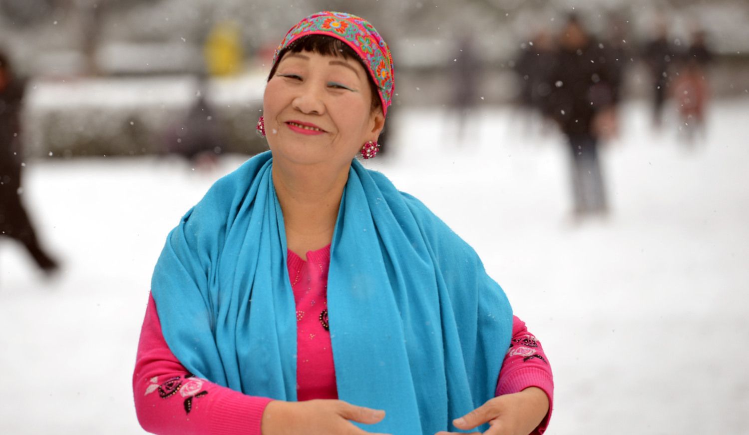 河南郑州:大雪中大妈们淡定跳广场舞