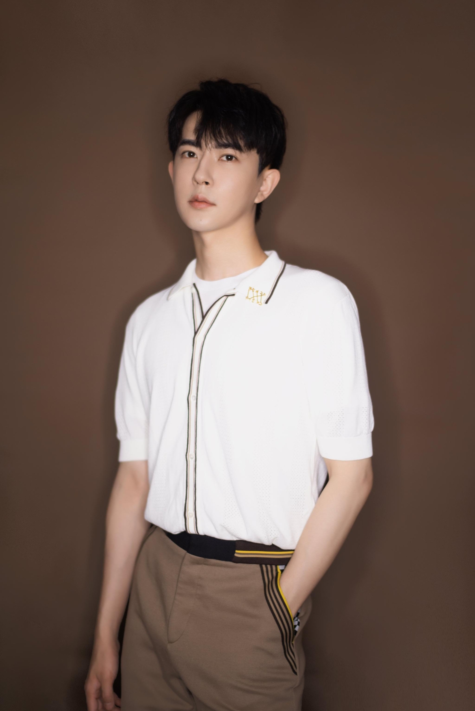 于朦胧写真清爽帅气 白色上衣少年感满满