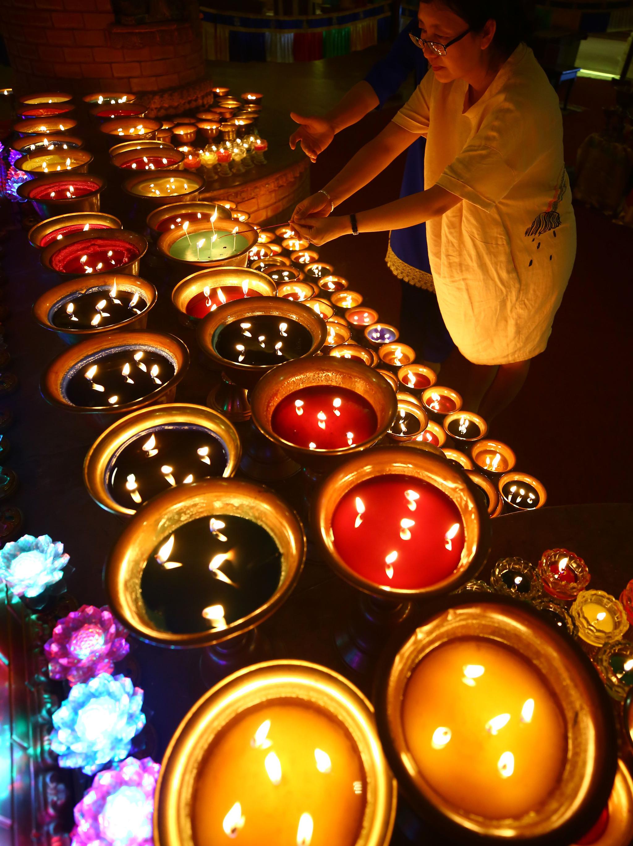 元宵节点灯祈福 祈愿万家团圆 元宵节点灯祈福 祈愿万家团圆