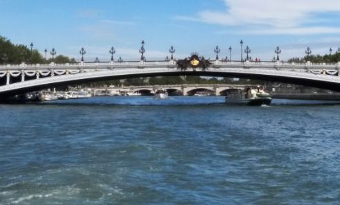 塞纳河是法国最大河流之一 它就像一条玉带环绕在巴黎的腰上 塞纳河是法国最大河流之一 它就像一条玉带环绕在巴黎的腰上