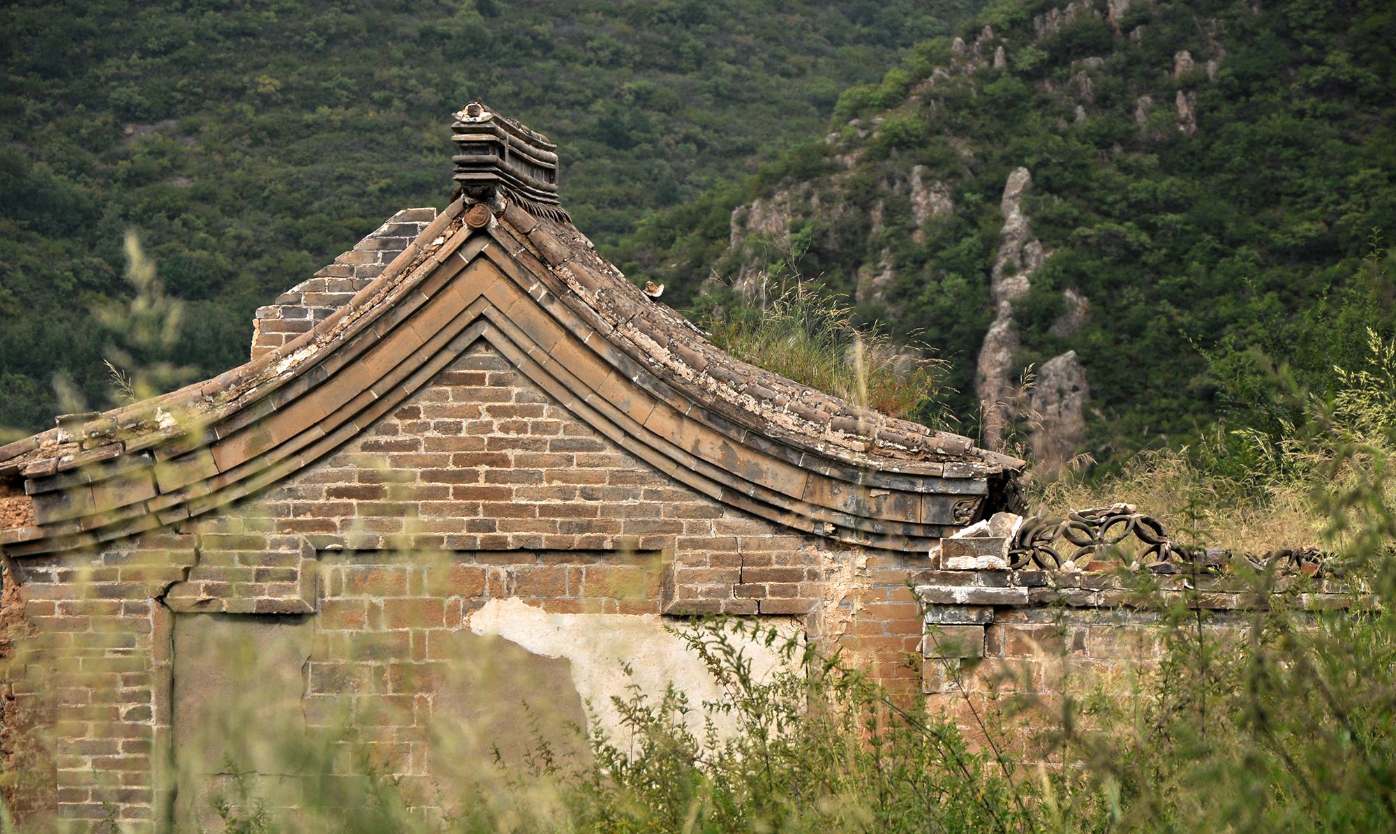 驴行路上,遇见一个废弃的村庄,房屋的废墟可以看出曾经风光