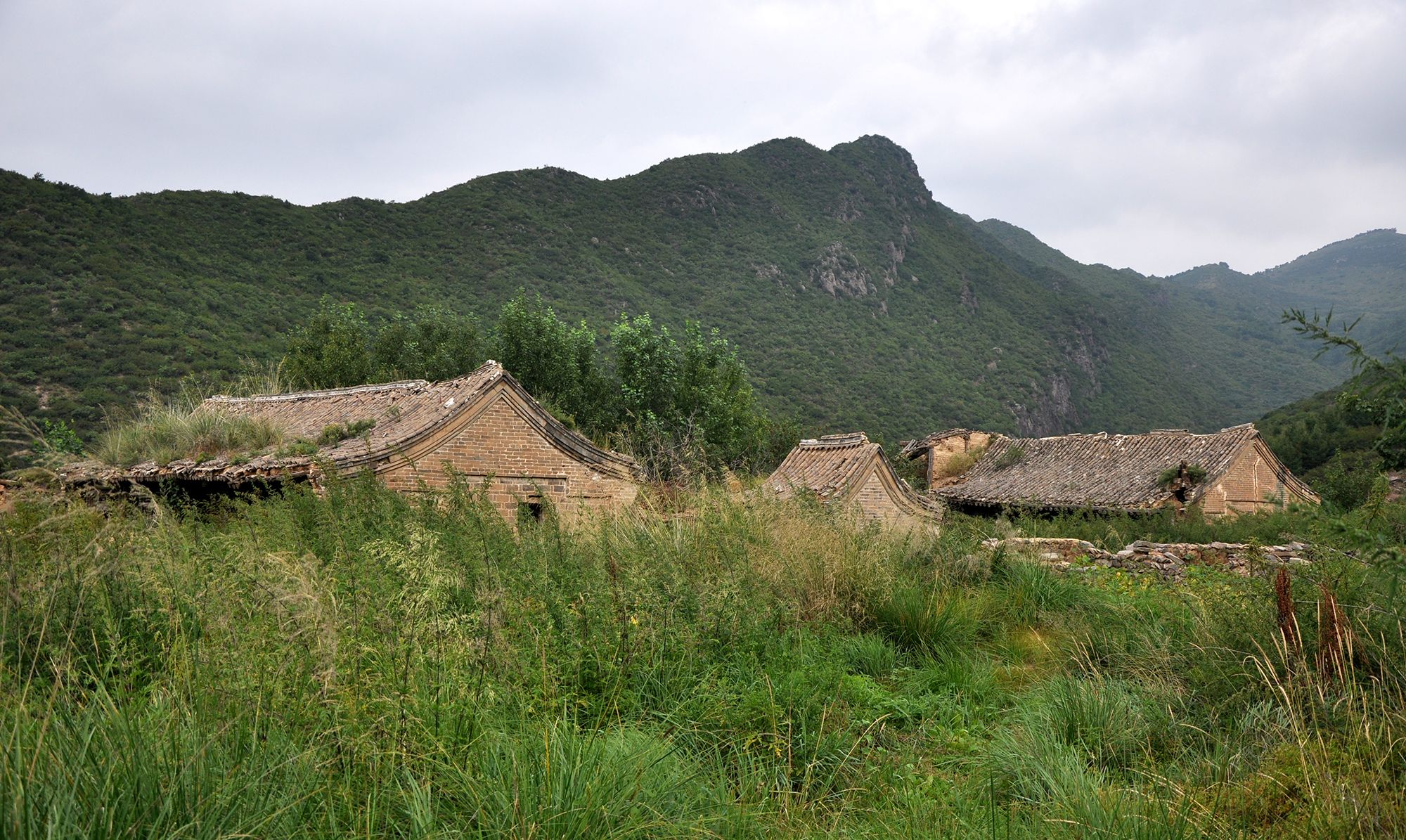 驴行路上,遇见一个废弃的村庄,房屋的废墟可以看出曾经风光