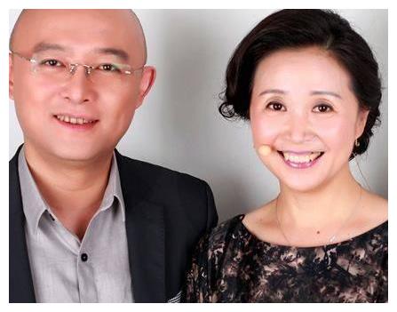 49岁知名主持人孟非,与妻子青梅竹马恩爱27年,女儿是留洋海归