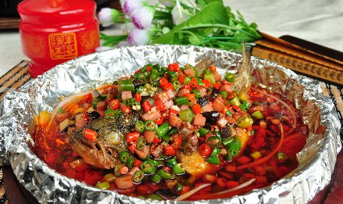 1/ 6铁板鱼鲈鱼风情烤鲈鱼:鲈鱼是非常适合烤着吃的一种鱼,清新的青柠