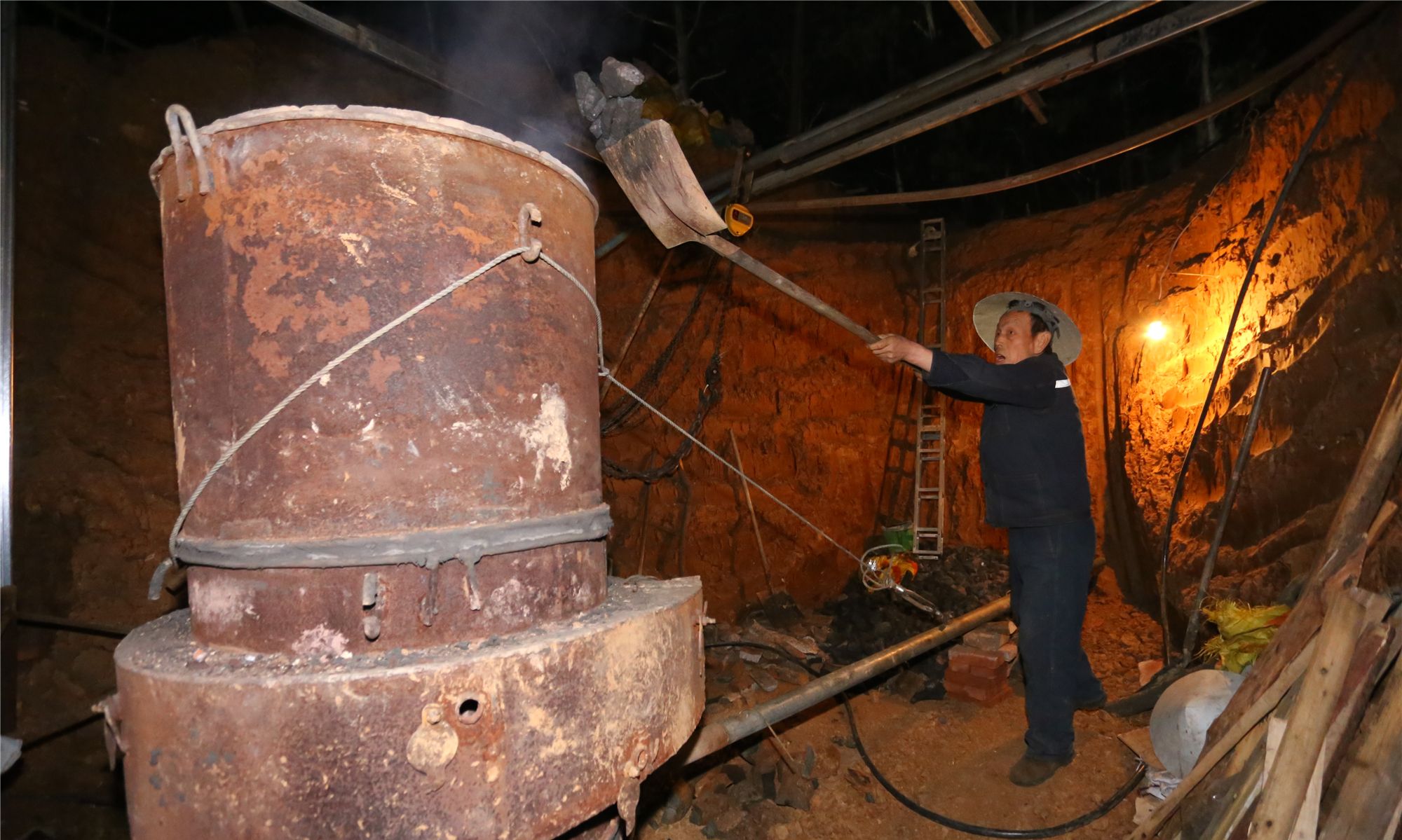 璀璨铁花的背后:7旬老匠人9年没回过家,父子如同路人