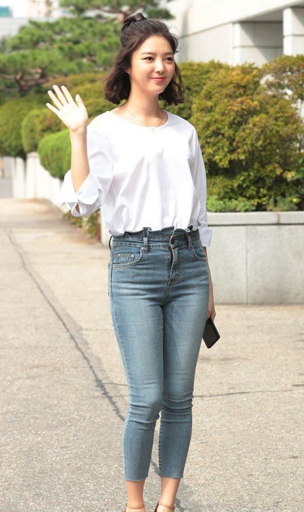 白衫牛仔裤的相遇严贤京穿出知性利落的味道散发迷人气质
