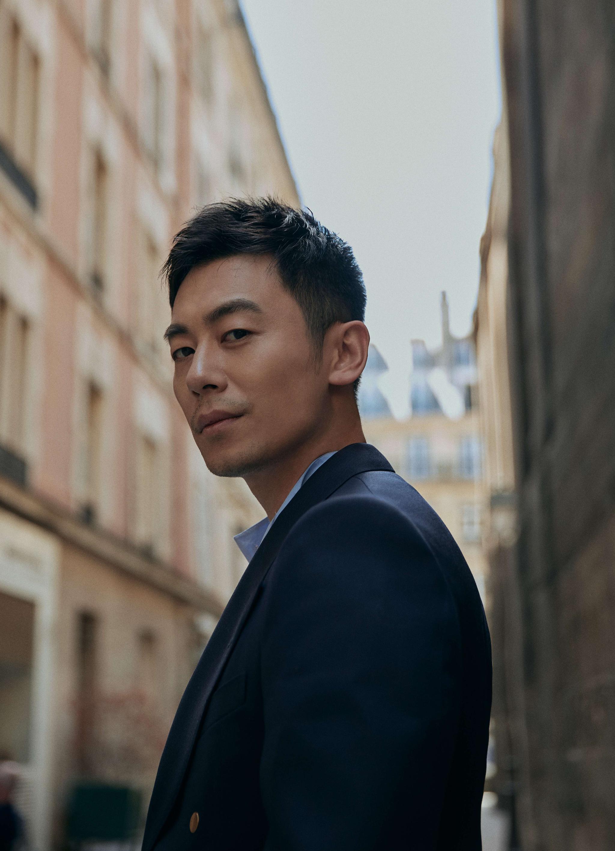 朱亚文巴黎男装周最新街拍曝光 儒雅气质尽显英伦风范