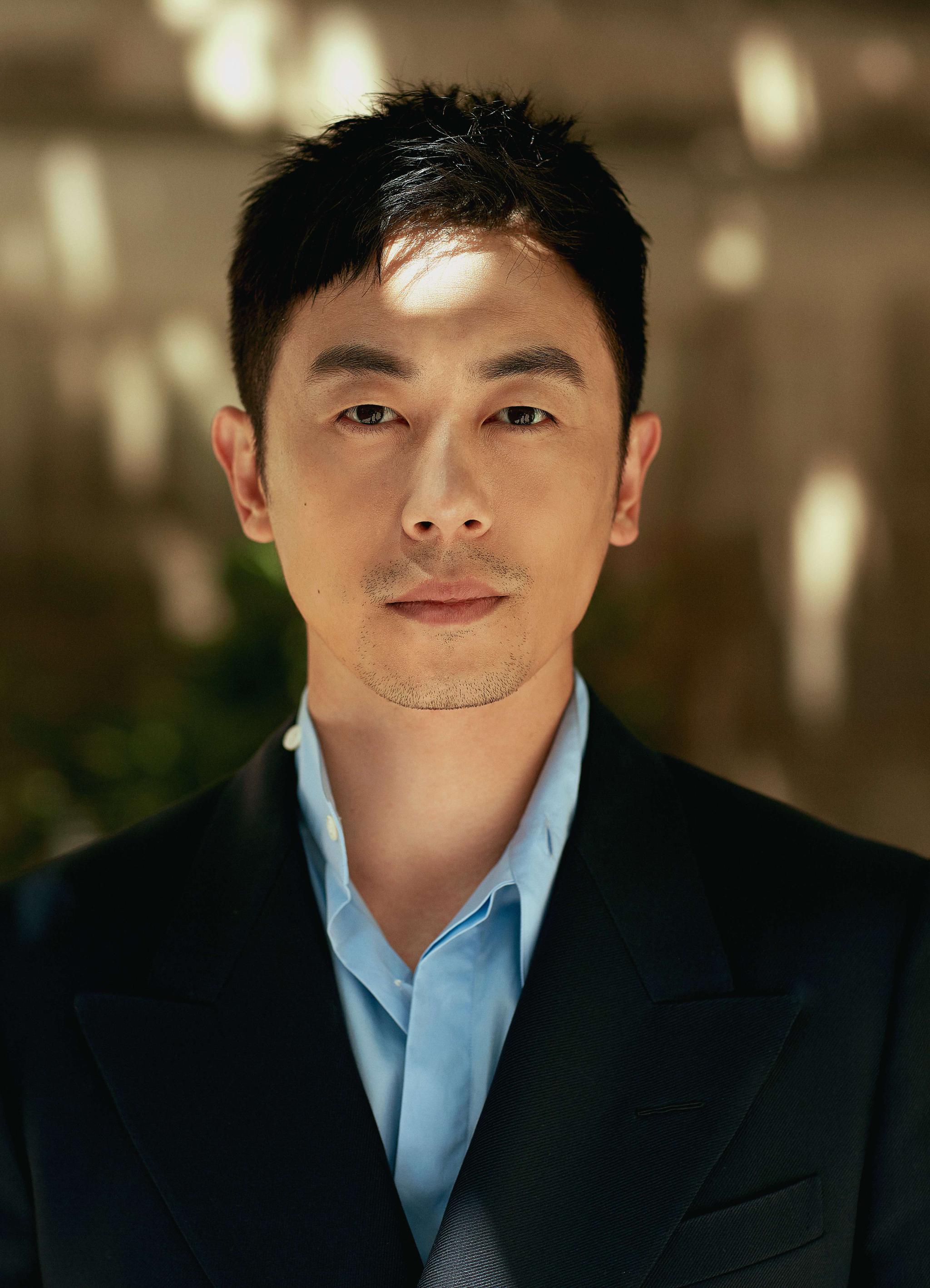 朱亚文巴黎男装周最新街拍曝光 儒雅气质尽显英伦风范