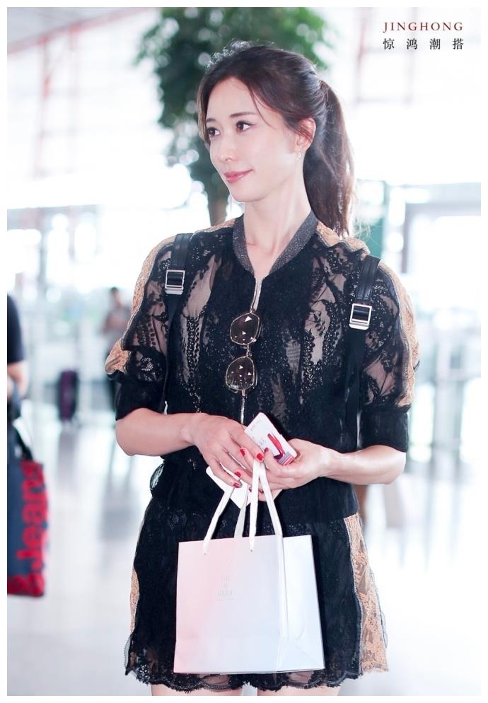 志玲姐姐在镜头面前一路浅笑,好似温柔可人的邻家小姐姐