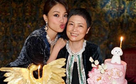 容祖儿携一众好友为母亲庆生嘟嘴卖萌母亲冻龄年轻十足