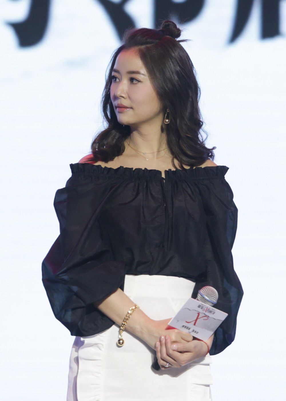 林心如:亲切微笑端庄大方,时尚穿搭尽显老练!