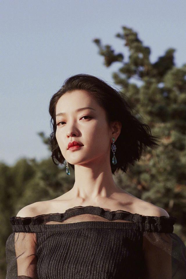 超模圈内也有很多剪了短发造型,杜鹃也不例外的剪了摩卡波波头,我们来