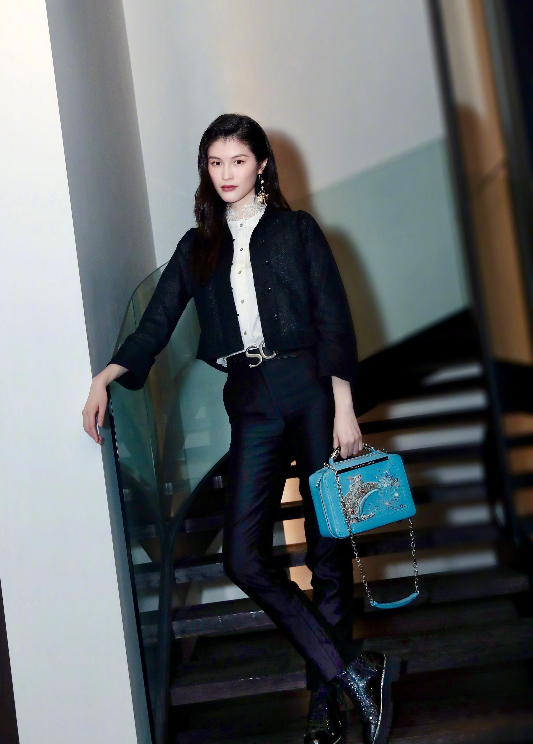 何穗出席某品牌活动一身黑衣精致干练气质出众