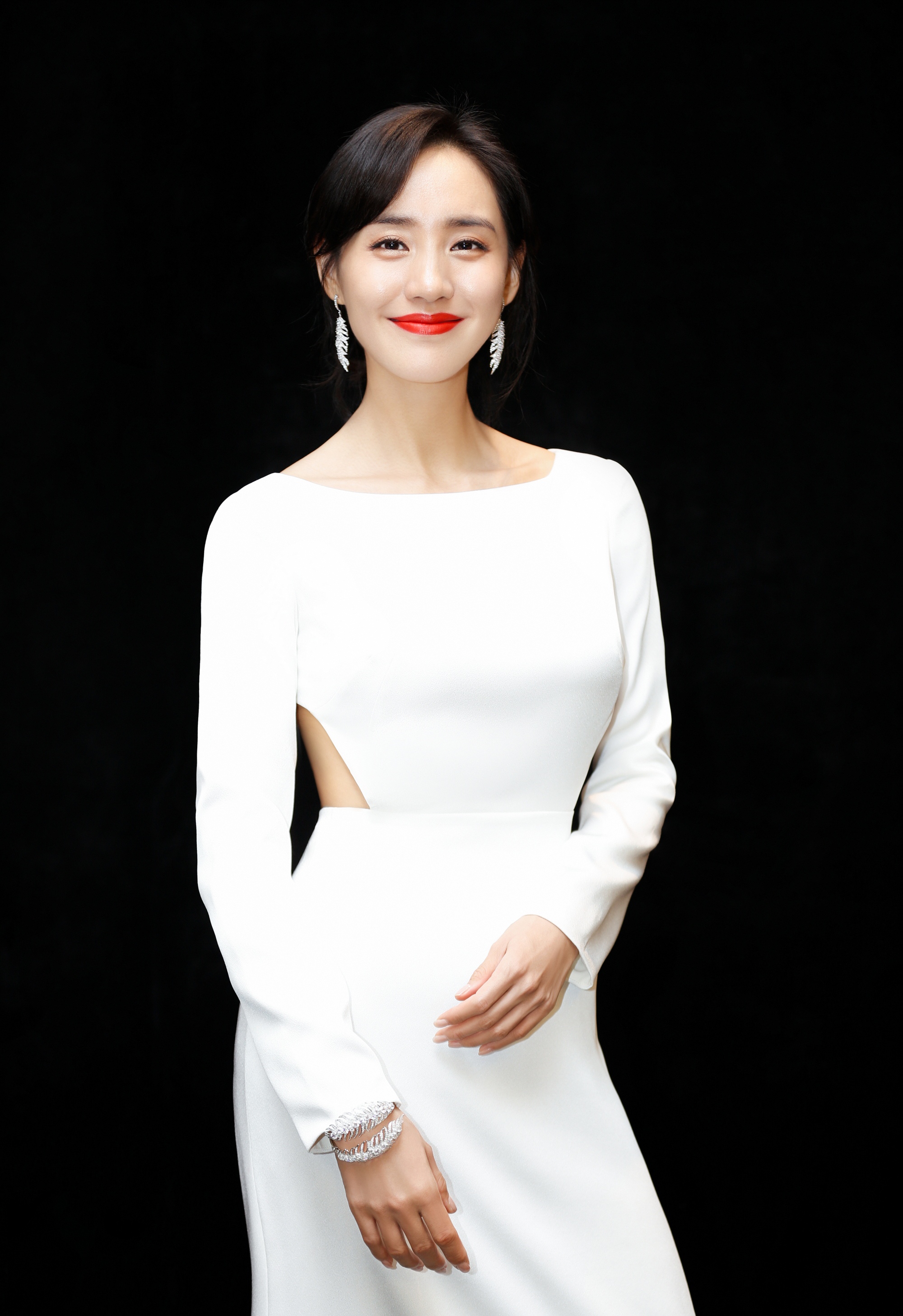 王智身着简约连体白裙腰部镂空设计曲线曼妙婀娜多姿