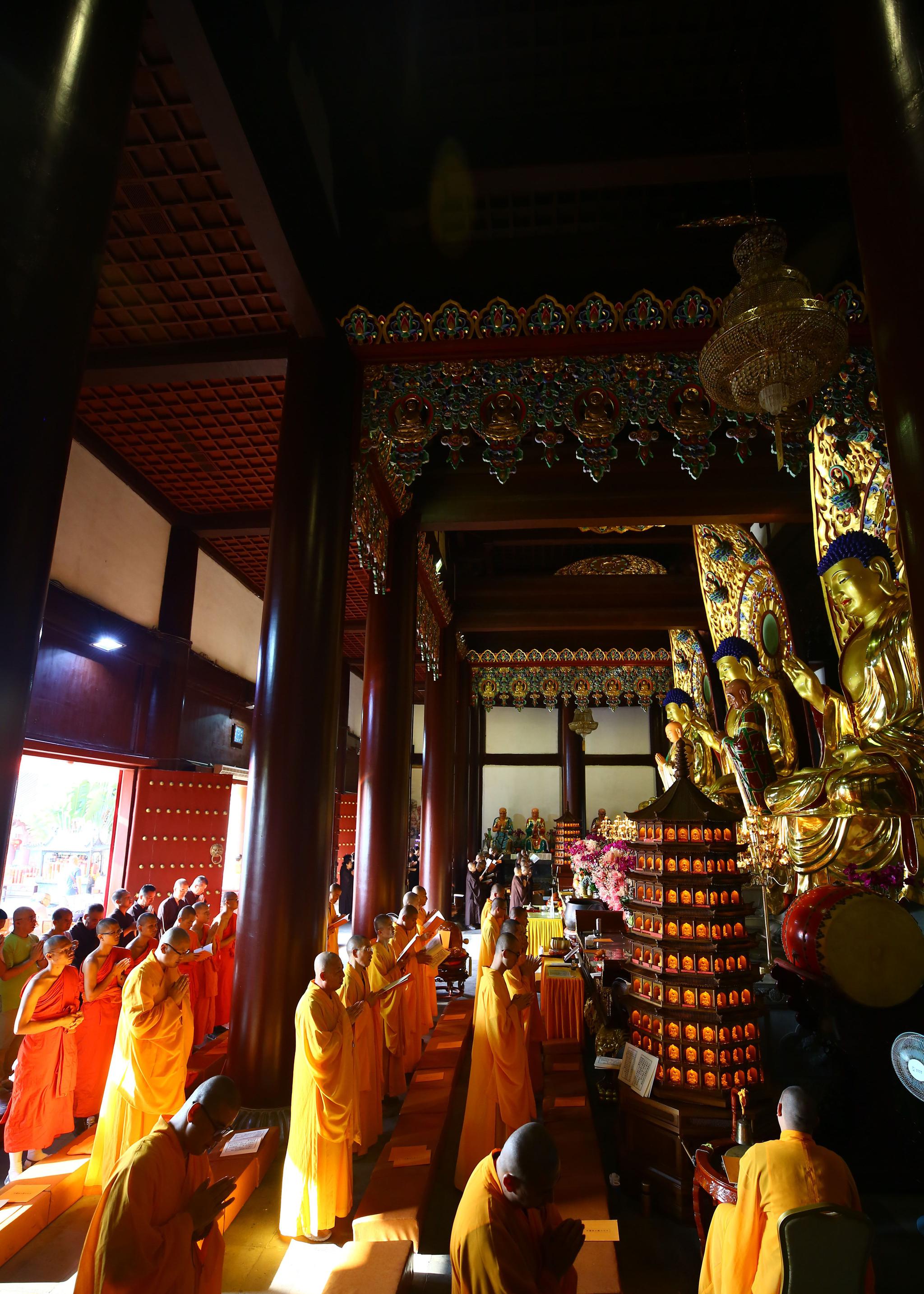 智空法师拈香礼佛,率南山寺两序大众,南海佛学院学僧及