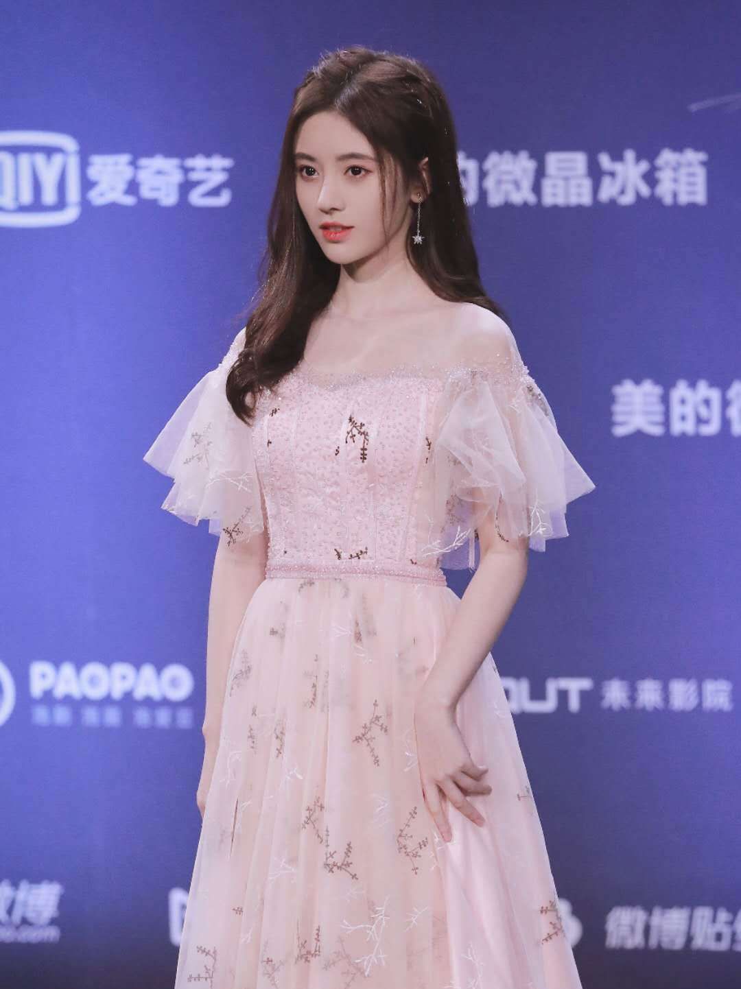 鞠婧祎礼服look一览,这个颜值真的很能打啊,是初恋的感觉没错了