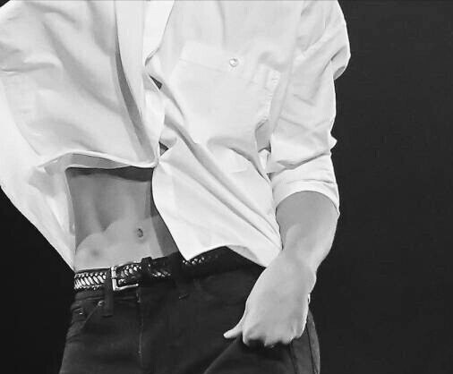 易烊千玺腹肌照放松,你们的老公,自己看图感受吧