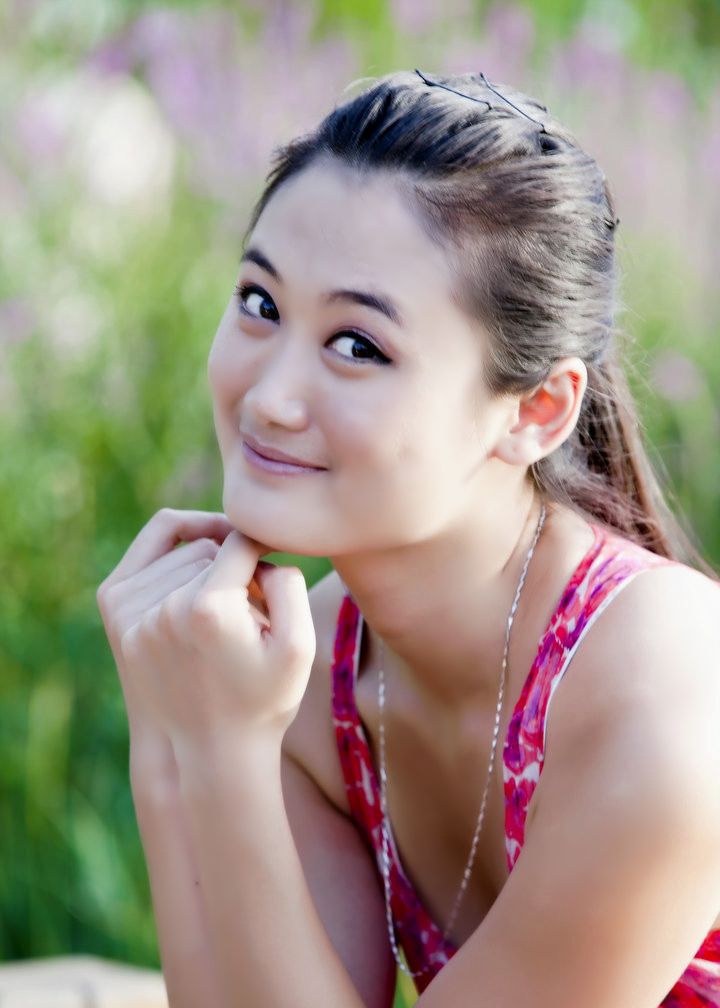 秀美乡村美景下的靓丽裙装女子|人像|红裙|美女_新浪新闻