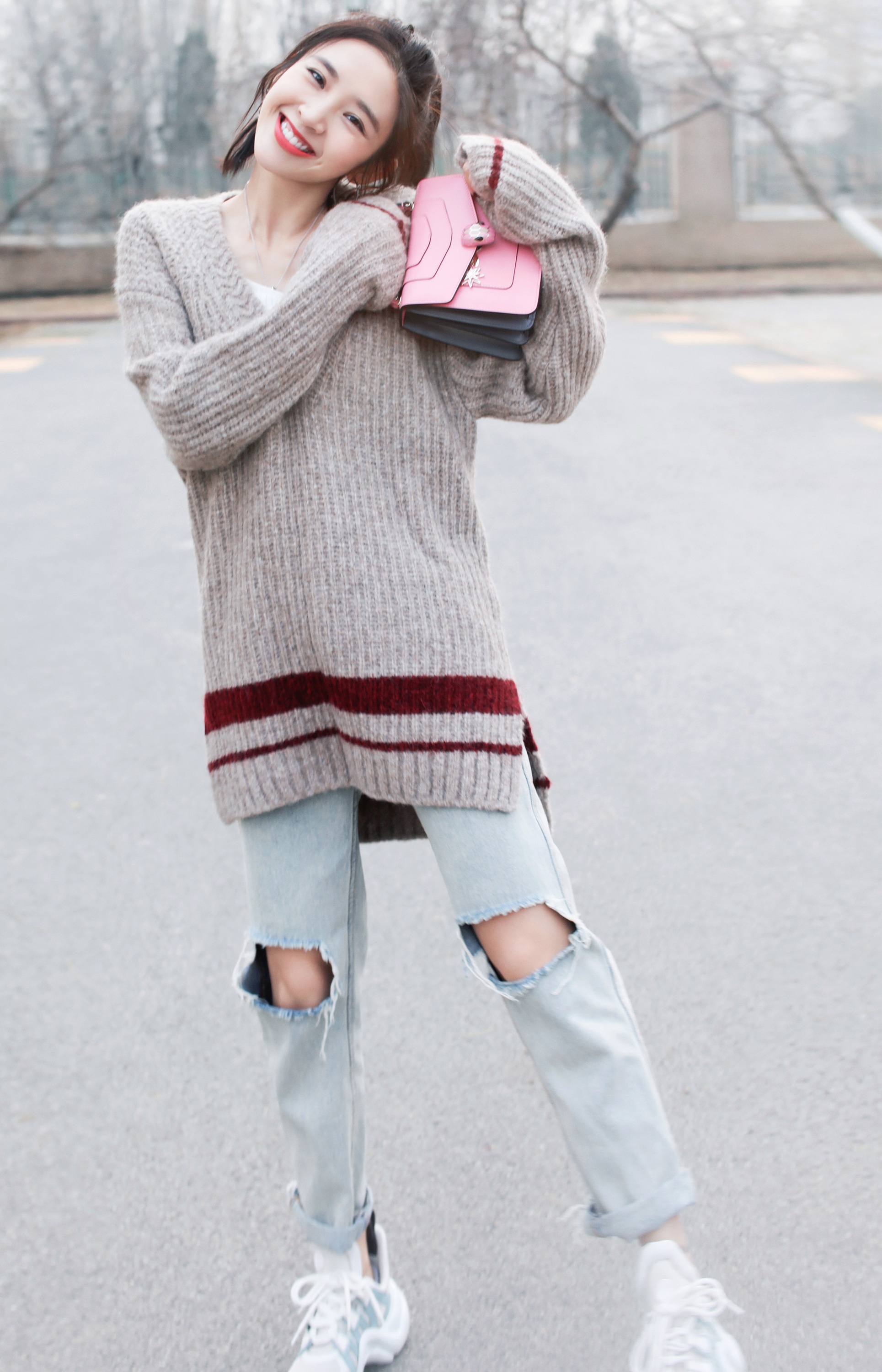 唐艺昕街拍美图,灰色毛衫搭配破洞牛仔裤清新可爱