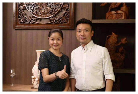 康辉年轻时是小鲜肉,如今成国字脸,对自己要求一如既往苛刻