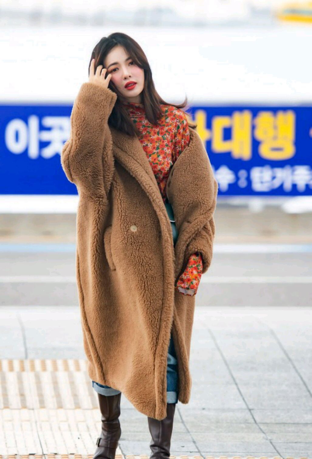 韩国美女金泫雅现身仁川机场 穿着时尚前卫