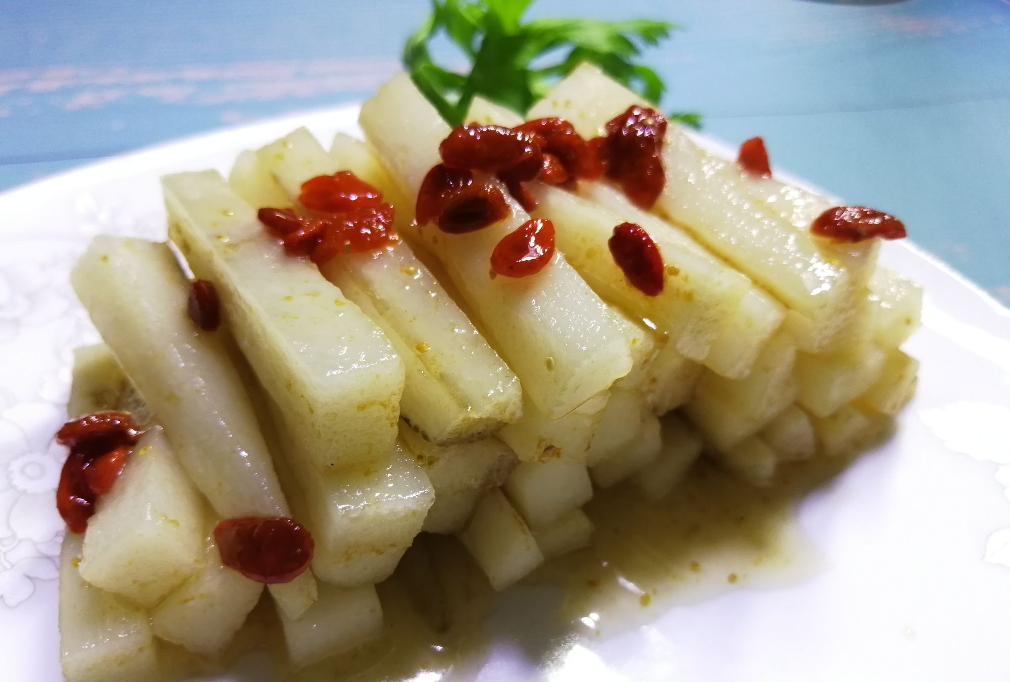 1 / 8 大家好,今天给朋友们带来一道甜品菜肴--蜜汁山药.