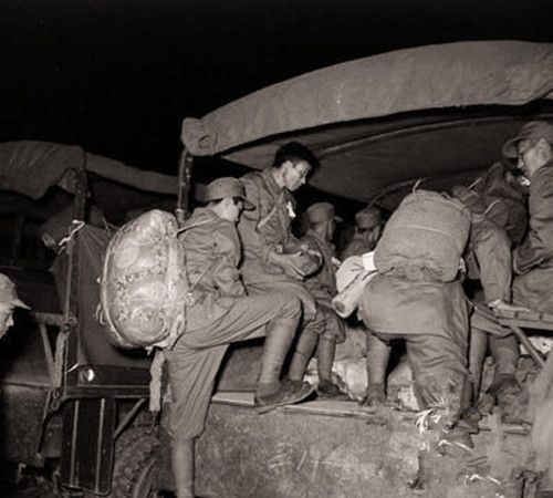 老照片:1937年12月,南京失陷后四散溃败的国民党部队历史影像