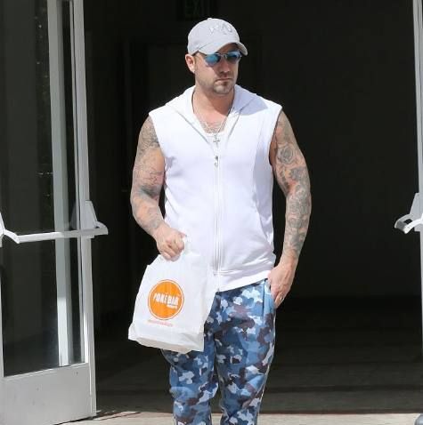 比伯老爸杰雷米穿砍袖露花臂 戴小白帽墨镜遮面潮范足_高清图集_新浪