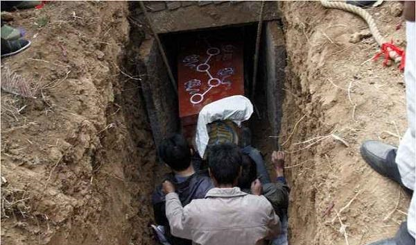 灵辈辈穷,雨打墓辈辈富",这其中有什么讲究|俗语|农村|棺材_新浪新闻