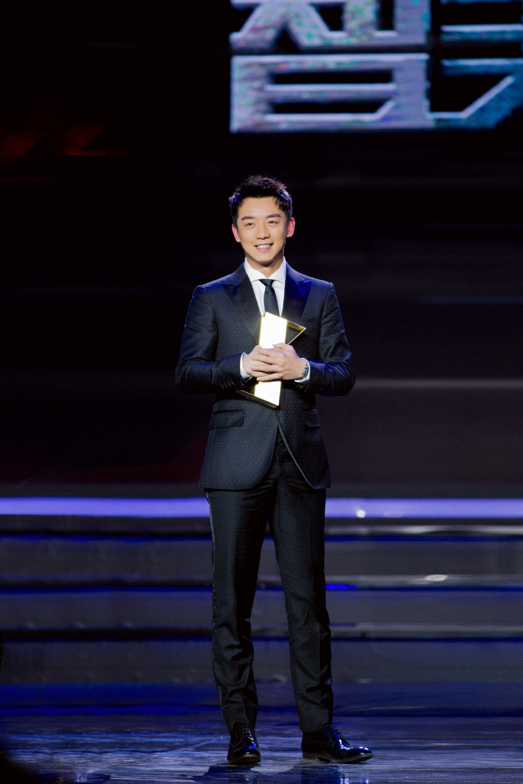 郑恺波点西装绅士优雅 获封年度卓悦艺人