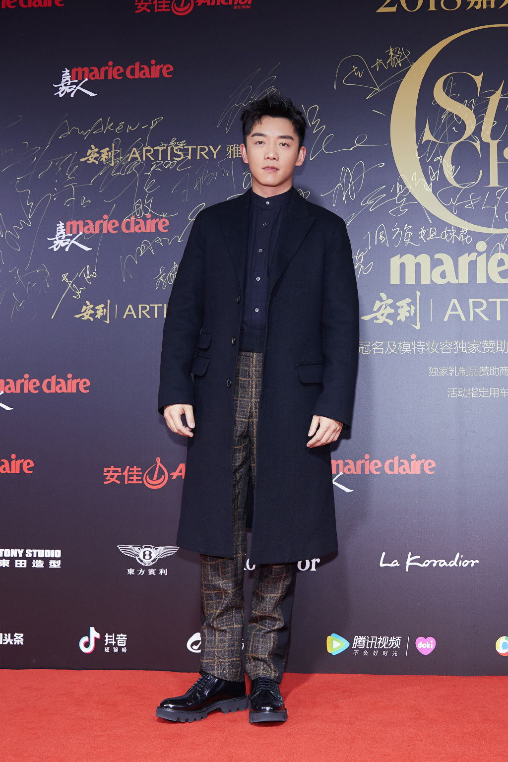 郑恺黑色大衣复古绅士 网友:要风度也要温度