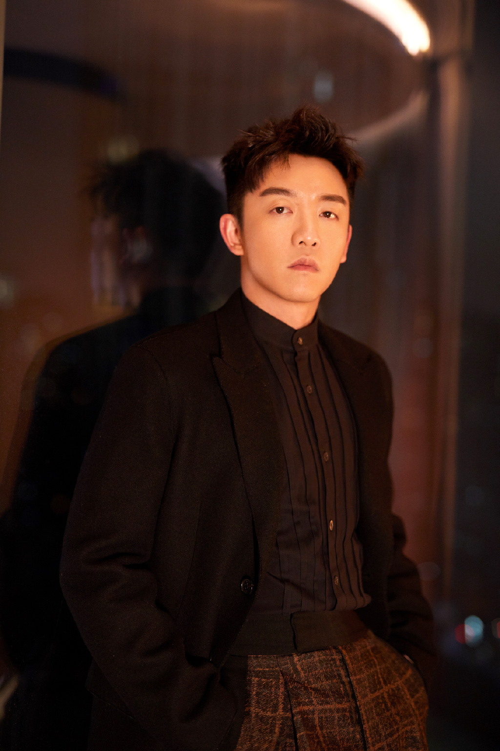 郑恺黑色大衣复古绅士 网友:要风度也要温度