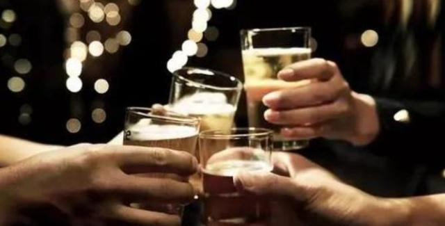 酒桌上劝酒,记住这几句“劝酒令”,百发百中还不得罪人!