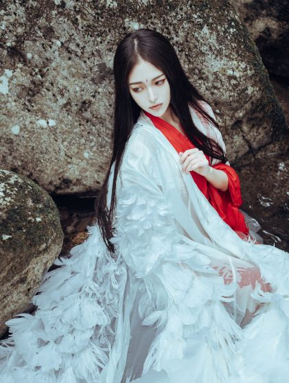 snh48-徐子轩晒出写真照化身"鬼魅妖姬",95后小女神超妩媚