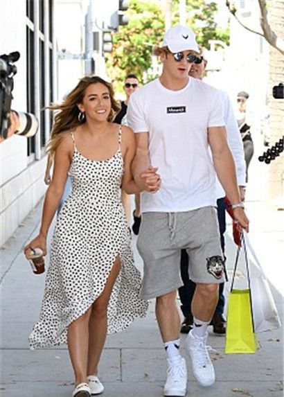 汪可盈吃货附体捧咖啡懒理男友获劈叉哥搂抱激吻撒狗粮