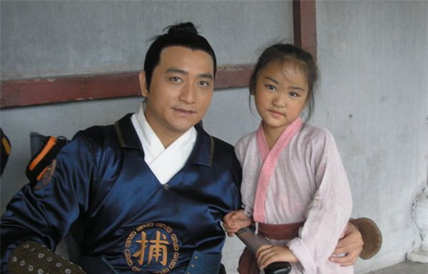 说到演员卓凡,他曾是tvb的黄金配角,在吕颂贤,梁佩玲主演的电视剧