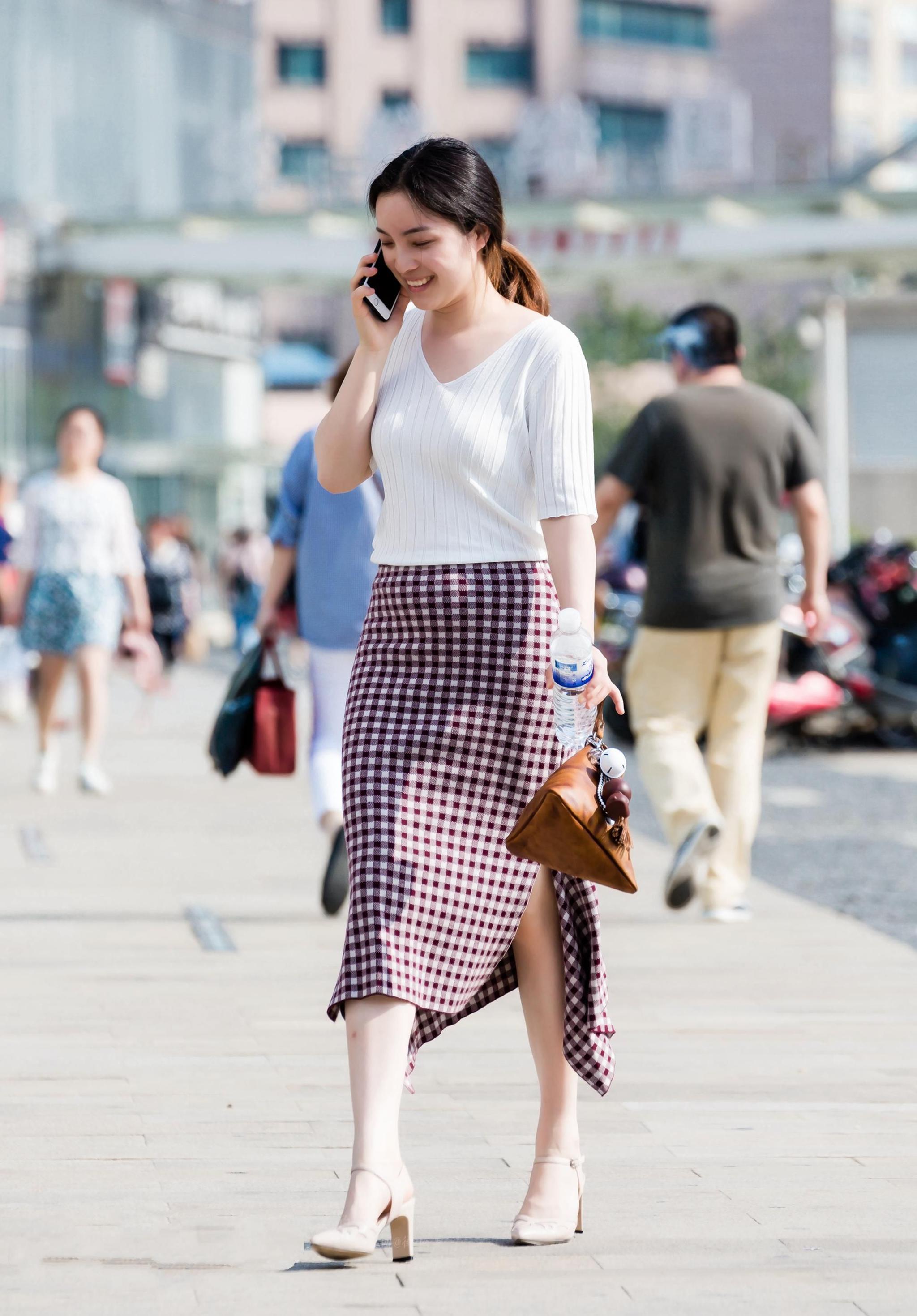 杭州街拍:身材火辣的美女,优雅时尚的穿着,很有气质!