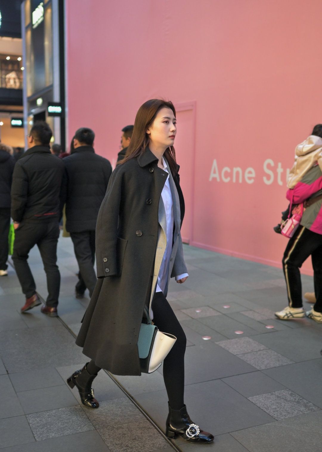 春天出门逛街,穿大衣搭配牛仔裤还是打底裤?