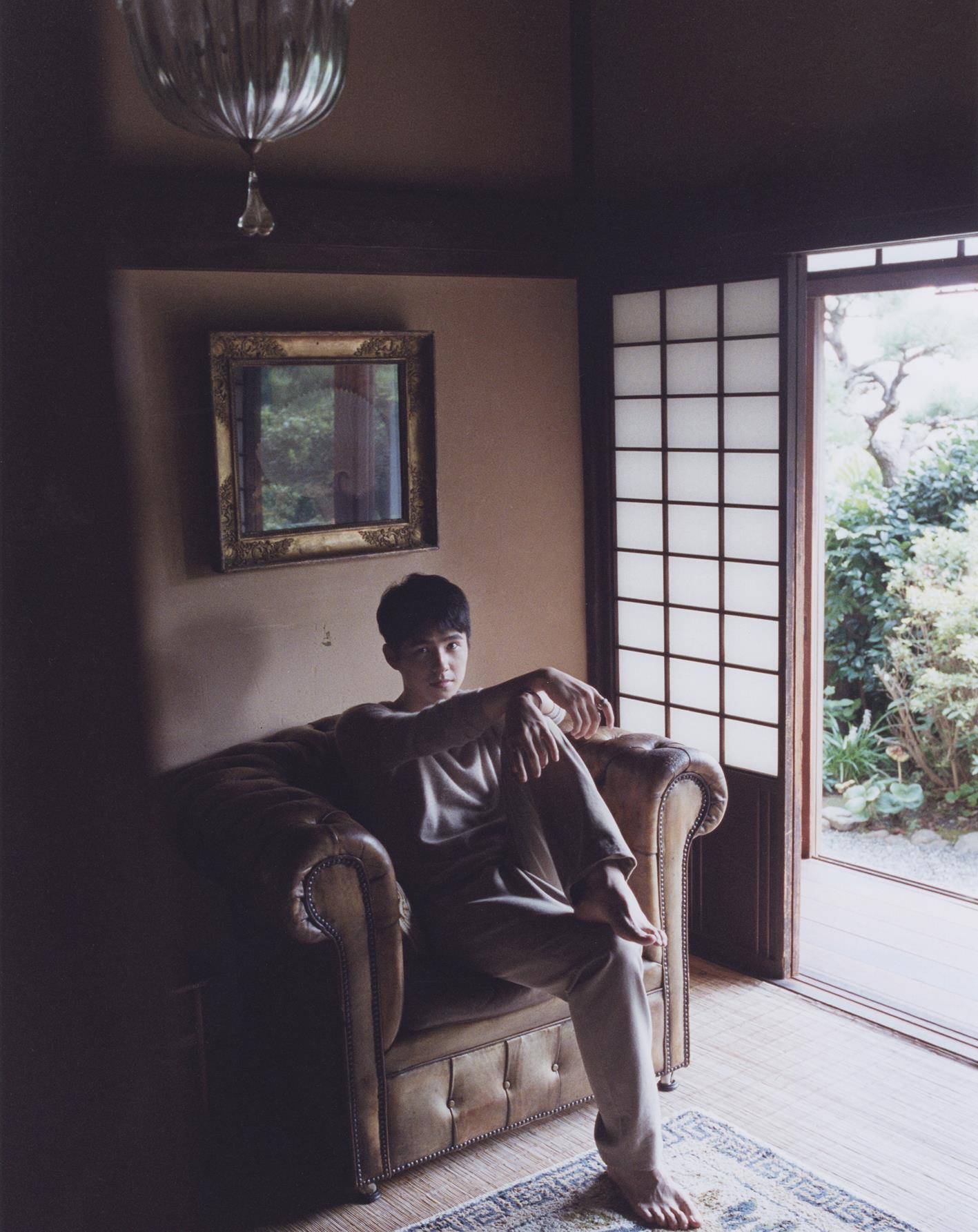 21岁刘昊然光脚拍照穿日式简约搭配变身清泉系美少年